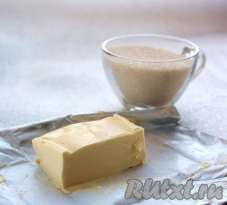 Сливочное масло комнатной температуры взбить с сахаром до бела. Количество сахара можно уменьшить, я указала, как было в источнике, но на мой вкус получилось сладковато.