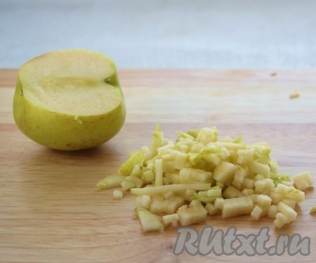 Яблоко помыть, можно очистить от шкурки (я из-за лени порой этот шаг пропускаю) и нарезать на мелкие кубики. Подчеркиваю, именно нарезать, это придает структуру и особый вкус печенью.

