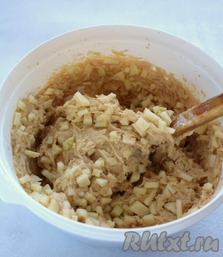 Смешать яблоки с тестом.