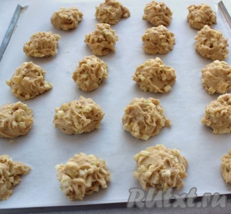 Противень застелить кулинарной бумагой и чайной ложкой выложить шарики размером с грецкий орех на расстоянии друг от друга. В процессе выпечки тесто растекается, так и должно быть, просто учтите это при раскладке. Выпекать печенье "Яблочко" в хорошо разогретой духовке при температуре 180 градусов минут 15-20. Печенье должно схватиться, немного зарумяниться, внутри оставаться мягким.
