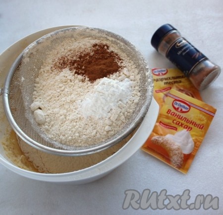 Просеять муку с разрыхлителем, корицей, ванильным сахаром, солью и соединить с масляной смесью. Корица в сочетании с яблоками это классика, они созданы друг для друга, не игнорируйте этот шаг.
