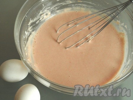Добавляя постепенно муку, продолжаем перемешивать тесто венчиком.
