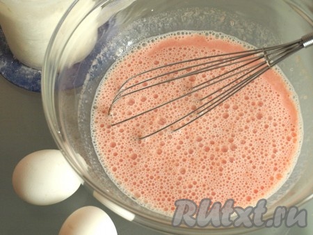 Смешиваем и хорошо взбиваем венчиком томатный сок, молоко, соль и сахар.
