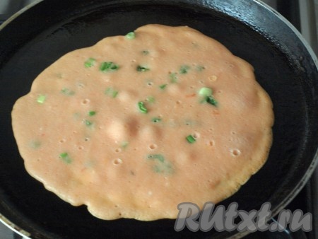 На хорошо разогретой сковороде, смазанной растительным маслом, жарим блины с двух сторон до золотистого цвета.
