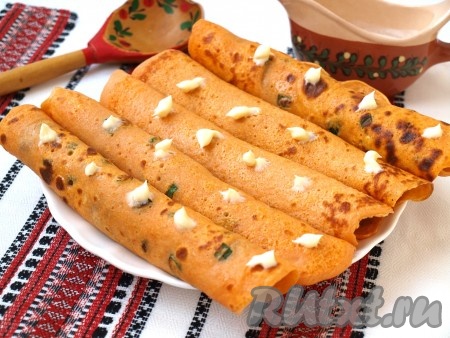 Необычные блинчики можно подать сразу к столу со сметанкой. А можно завернуть в них любую начинку по вашему вкусу. Я сделала начинку из перекрученной отварной печени и обжаренного лука. Начинку намазала на блин и свернула блинчик трубочкой.
