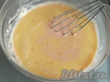 Взбитые яйца добавляем в томатно-мучную смесь и тщательно перемешиваем, чтобы тесто для наших необычных блинчиков было без комочков.
