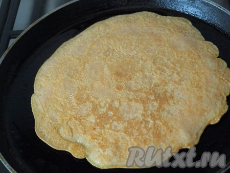 Если Вы хотите, чтобы блинчики были с зеленым луком, то добавьте порезанный лучок прямо на сковороду.
