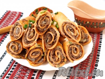 При подаче я решила полученные трубочки порезать на несколько кусочков. Потрясающе вкусные блинчики можно подавать к столу. Обязательно порадуйте своих близких необычным блюдом.
