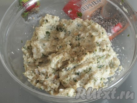 Щуку без кожи очищаем от внутренностей и аккуратно отделяем мясо от костей. Белый хлеб замачиваем в молоке. Мясо, освобожденное от костей, белый хлеб и лук пропускаем через мясорубку (или измельчаем в комбайне), добавляем мелко порезанную зелень, приправы, соль, перец и перемешиваем.