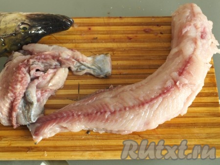 Отрезаем у щуки голову и откладываем в сторону. Отделяем очень аккуратно кожу от мяса и снимаем кожу, как чулок. Хвост тоже отрезаем, он нам больше не понадобится. Выдавливаем сок лимона. Перекладываем кожу и голову щуки в миску (контейнер), заливаем соком лимона, накрываем крышкой и ставим на несколько часов в холодильник.
