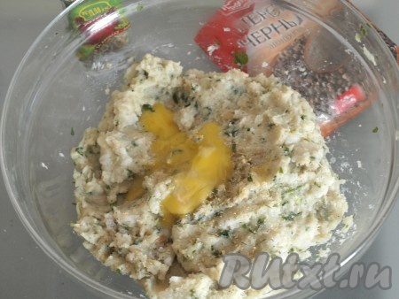 В полученный фарш добавляем яйцо и тщательно вымешиваем. 
