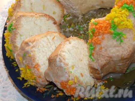 Нежный и воздушный кекс, замешанный на яичных белках, украсить по своему желанию, нарезать на кусочки и подать к столу.