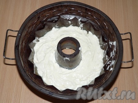 В смесь муки и разрыхлителя выложить взбитые белки и осторожно, чтобы не осадить взбитые белки, перемешать тесто деревянной лопаткой. Тесто должно получиться воздушным и в меру густым (мука, размер яиц могут быть разными, поэтому учитывайте консистенцию теста, возможно, нужно будет добавить немного муки). Переложить тесто&nbsp; в форму для выпечки, предварительно смазанную растительным маслом, и поставить в заранее разогретую духовку. Кекс, замешанный на белках, выпекать при температуре 170 градусов минут 40-45. Готовность кекса проверьте сухой зубочисткой (просто проколите тесто зубочисткой, если на зубочистке после прокола выпечки не будет следов теста и она по-прежнему останется сухой, значит пришло время вынимать кекс из духовки).