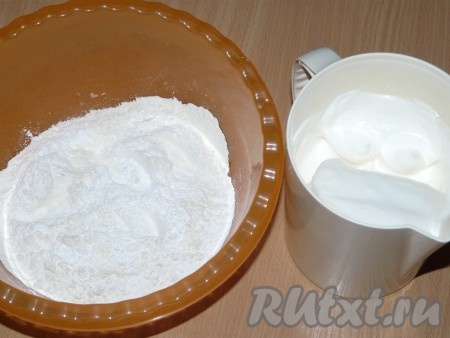 Белки для этой выпечки должны быть хорошо охлаждёнными (то есть они должны быть из холодильника). Охлаждённые белки взбить миксером с солью в крепкую пену, затем, всыпая частями сахар, взбивать белковую массу до полного растворения сахара (на фото видно, какими пышными у меня получились взбитые белки). В глубокую миску просеять пшеничную муку, всыпать разрыхлитель.