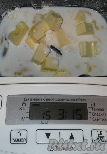 Все продукты положить в ведерко в той последовательности, что написана в ингредиентах, установить нужный режим.