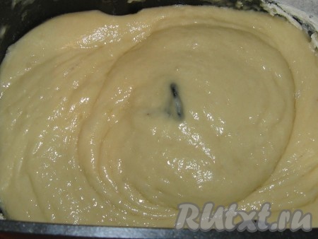 Тесто можно приготовить и обычным способом: в теплом молоке растворить дрожжи и половину сахара, дать постоять минут 10, затем добавить растопленное сливочное масло, остатки сахара, яйца, все перемешать, затем, постепенно всыпая просеянную муку и соль, замесить тесто,&nbsp; как на оладьи, накрыть полотенцем и убрать в теплое место&nbsp; на 2 часа. Тесто должно хорошо подняться.
