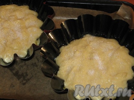 Затем посыпать сахаром и поставить плюшки "Московские" в заранее разогретую до 170 градусов духовку, выпекать 30-40 минут (ориентироваться по своей духовке). Готовность определять деревянной палочкой (проткнуть в серединке плюшку, если палочка сухая - готов).
