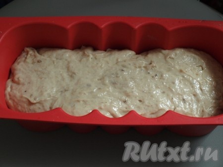 На орехи и шоколад размещаем светлую часть теста. Ставим бананово-шоколадный кекс в духовку, разогретую до температуры 180 градусов, на 40 минут. Я решила сделать не только большой кекс, но и несколько маленьких. Готовность проверить можно зубочисткой (или деревянной палочкой - она должна быть сухой).&nbsp; 
