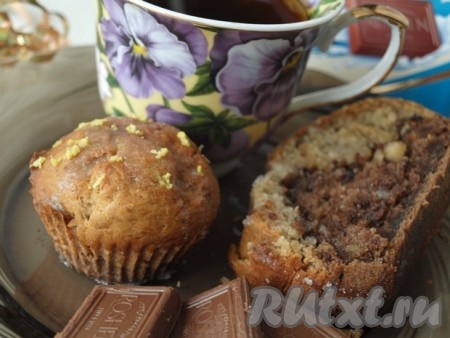 Для приготовления глазури взбиваем сахарную пудру с лимонным соком. Вкусный бананово-шоколадный кекс поливаем глазурью и посыпаем цедрой лимона.