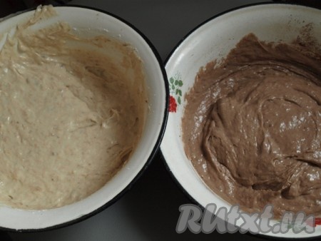 Несколько минут взбиваем мягкое сливочное масло, затем добавляем сахар и взбиваем ещё несколько минут. К получившейся массе добавляем яйцо и ещё раз взбиваем в течение минуты. Измельчаем бананы в блендере до однородной массы. Просеиваем муку с солью, разрыхлителем и содой. К масляно-яичной массе добавляем взбитые бананы и перемешиваем, затем добавляем просеянную мучную смесь и ещё раз всё перемешиваем. Получившееся тесто делим на две равные части. В одну из частей добавляем просеянное какао и перемешиваем.
