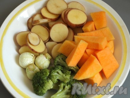 Овощи моем, если нужно, очищаем и нарезаем пластинами. Если будете готовить картошку, то её лучше не чистить, а готовить в кожуре. Брокколи и цветную капусту разделяем на соцветия, а вот брюссельскую капусту можно не резать, а оставить целой.
