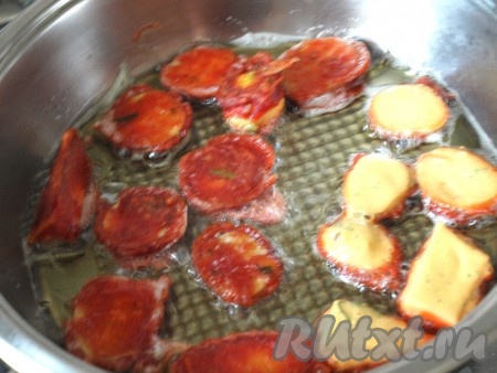 На сковороде разогреваем растительное масло. Каждый кусочек овощей полностью помещаем в кляр, а затем обжариваем на среднем огне с двух сторон до появления румяной корочки.
