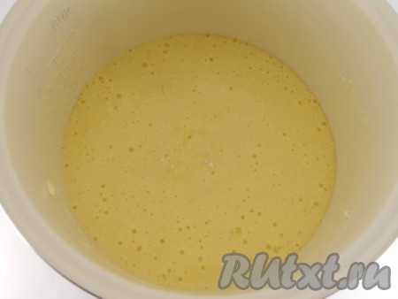 Чашу мультиварки смазать сливочным маслом, вылить тесто.