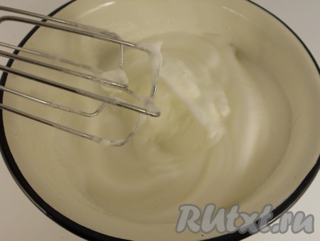 Белки взбить миксером до крепкой, устойчивой пены.
