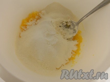 В миску с желтками просеять муку с разрыхлителем.