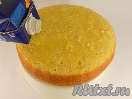 Затем сделать проколы с помощью вилки и залить сверху кекс оставшимся апельсиновым соком.