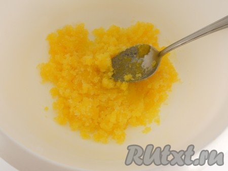 Белки отделить от желтков. К желткам добавить сахар и растереть.