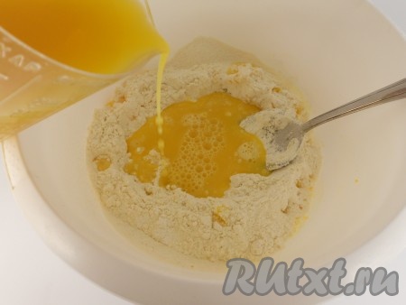 Постепенно, мешая все ложкой, влить 250 мл апельсинового сока и размешать до однородной массы.
