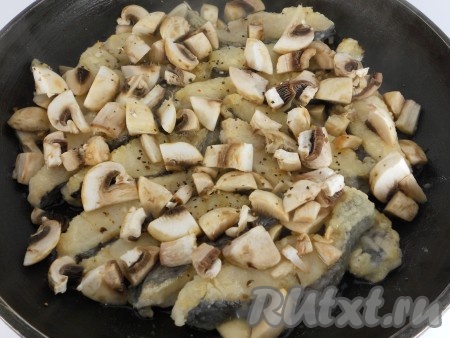 Шампиньоны нарезать небольшими кусочками и добавить к рыбе.