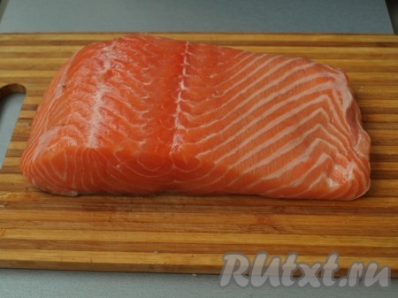 Сёмгу моем, обсушиваем бумажным полотенцем (или салфеткой).

