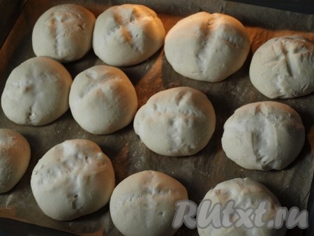 Духовку разогреваем до температуры 180 градусов. Увеличившиеся в размерах после расстойки булочки ставим в духовку. На дно духовки нужно поставить ёмкость с горячей водой.
