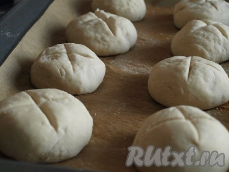 В тёплую воду добавляем дрожжи, соль и сахар и даём постоять минут 10-15. Когда на поверхности появится "шапочка", добавляем маргарин, муку и замешиваем тесто. Тесто делим на шарики равного размера, делаем разрезы и оставляем булочки на расстойку.
