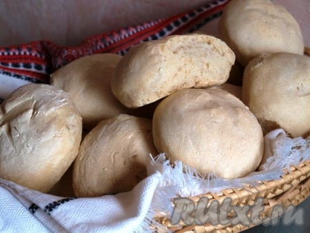 Очень вусные булочки "Столичные" остужаем на решётке, накрыв полотенцем, а потом подаём к столу.
