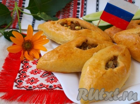 Аппетитные, сытные расстегаи с мясом достаём из духовки. При желании бульон можно влить и в горячие расстегаи. Дрожжевое тесто получается очень вкусным, оно отлично сочетается с начинкой. Подаём расстегаи к столу.