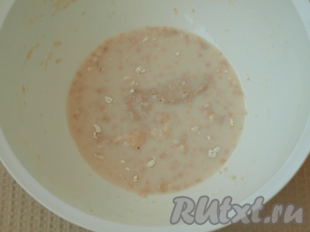 Прежде всего замесим дрожжевое тесто, для этого воду, смешанную с молоком, подогреваем до 38-40 градусов. В подогретую смесь молока и воды добавляем дрожжи, сахар и 1 столовую ложку муки, перемешиваем опару и оставляем в тёплом месте минут на 10-15, чтобы дрожжи подошли (на поверхности должна появиться пенная шапочка).