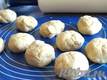 Увеличившееся в объёме тесто делим на кусочки. Я разделила на 10 кусочков, но вы можете разделить на большее или меньшее количество кусочков (в зависимости от размеров расстегаев, которые вы хотите приготовить).
