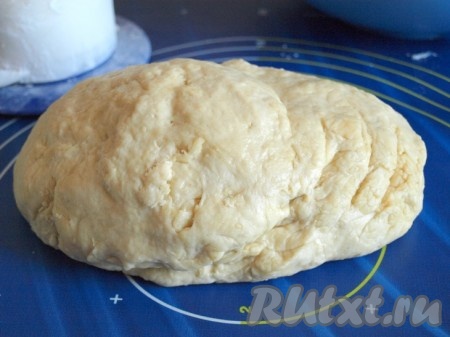 Добавляя постепенно оставшуюся просеянную муку, замешиваем мягкое, эластичное, не липнущее тесто. Оставляем тесто в тёплом месте на 1 час для подхода (до увеличения в объёме в 2-3 раза).