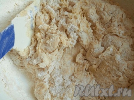 Муку просеиваем. В глубокую миску помещаем подошедшую опару, часть просеянной муки, соль, яйца, размягчённое сливочное масло (сливочное масло должно быть комнатной температуры, поэтому достать его нужно заранее, чтобы оно согрелось и стало достаточно мягким), подсолнечное масло и перемешиваем.