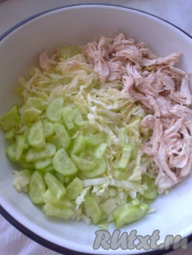 Пекинскую капусту&nbsp; нашинковать соломкой. Огурец очистить и порезать.&nbsp; Добавить в салат отварное куриное филе, порезанное соломкой или разобранное на волокна.
