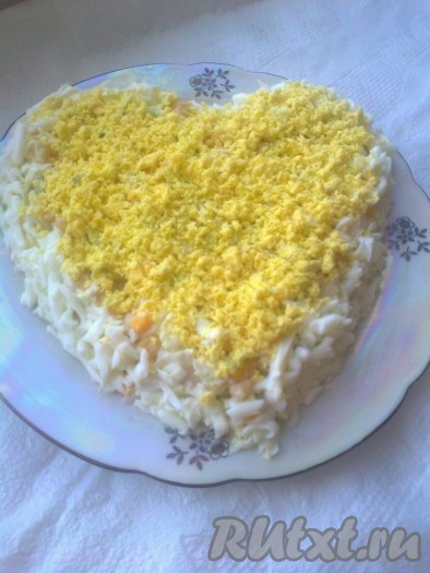 3 желтка потереть на колючей терке или размять вилкой и украсить верх салата. 