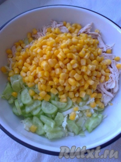 Консервированную кукурузу (без жидкости) добавить к пекинской капусте, огурцам и куриному мясу.