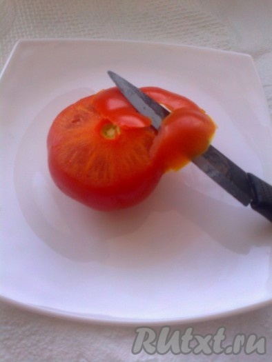 Из помидора срезать кожуру, в форме непрерывной ленты. 