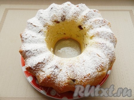 Остывший кекс с изюмом, приготовленный из сдобного дрожжевого теста, перед подачей посыпать сахарной пудрой.
