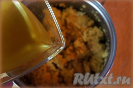 Тщательно перемешать хумус, добавляя небольшими порциями бульон, в котором варились бобы, тем самым регулируя густоту хумуса.
