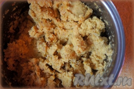 Пробить отварные соевые бобы и овощи блендером на пульсирующем режиме до однородного состояния.
