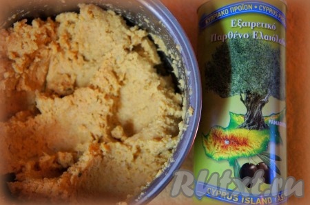 Готовый хумус из соевых бобов разложить по кокотницам, пиалкам, контейнерам или баночкам, кому как удобнее и больше нравится, залить оливковым или подсолнечным маслом и закрыть, если вы готовите его впрок.&nbsp;А если вы будете сразу его подавать, то при подаче посыпьте черным перцем и украсьте зеленью.
